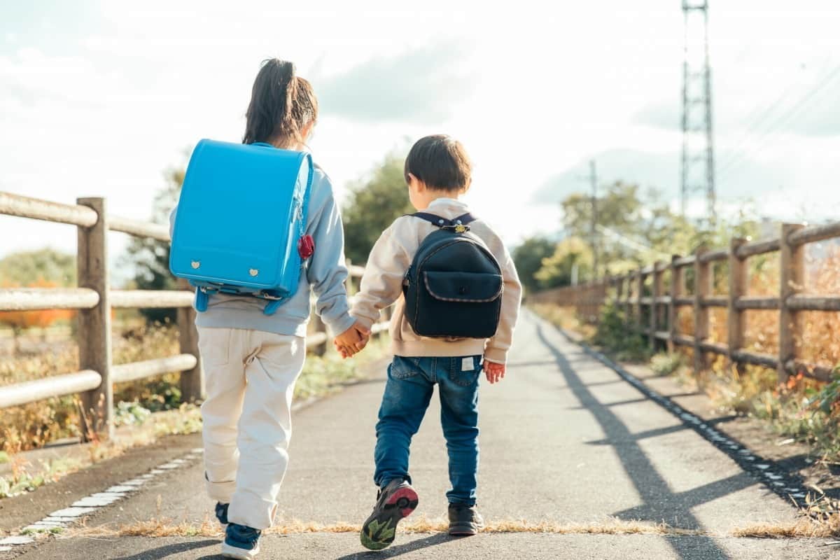 手をつないで歩く子ども