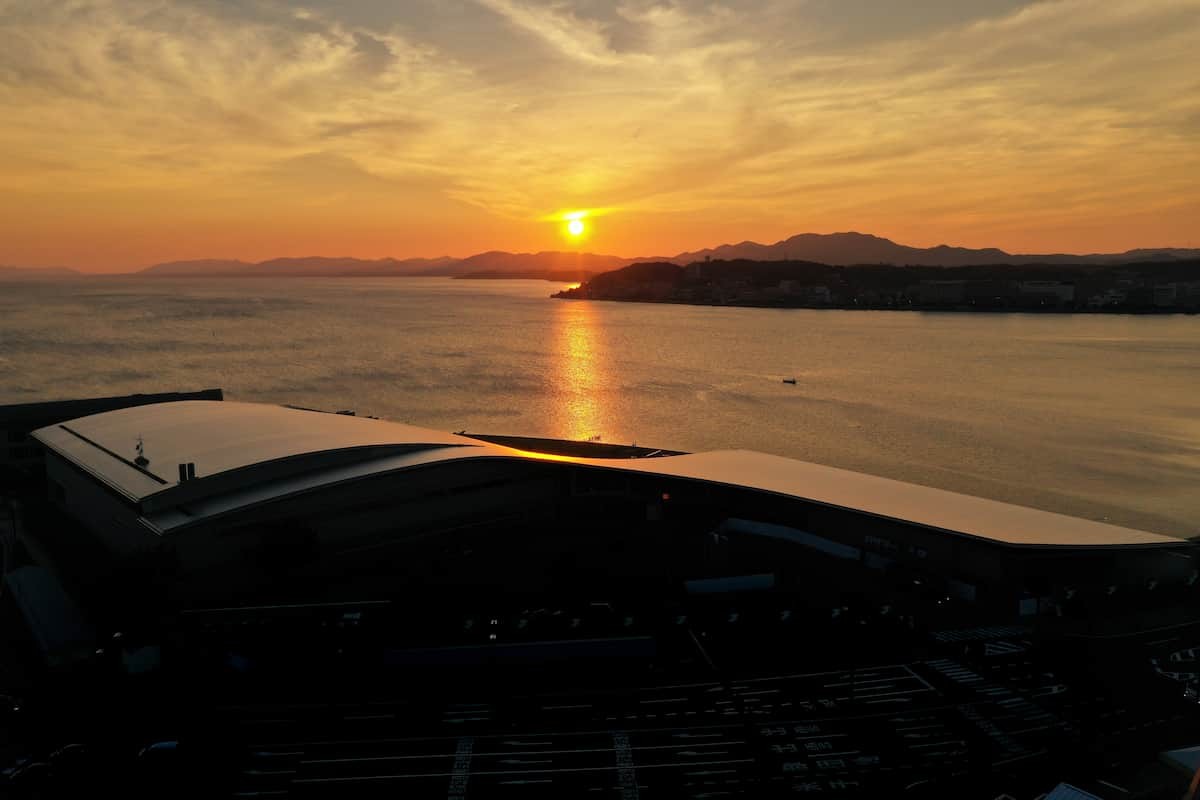 夕暮れ時の島根県立美術館