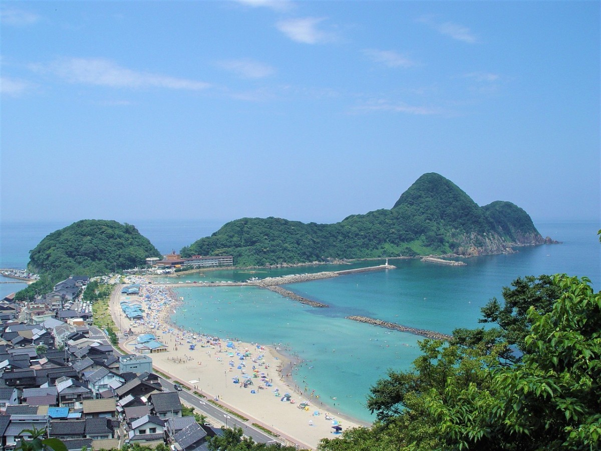 兵庫県豊岡市にあるリゾートホテル『休暇村竹野海岸』周辺の海水浴場「竹野浜」