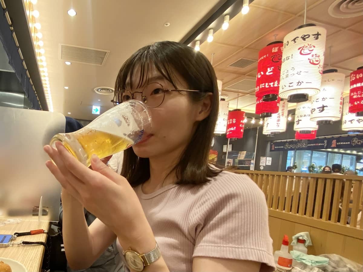 ビールを飲んでいるラズダ編集部あつきち