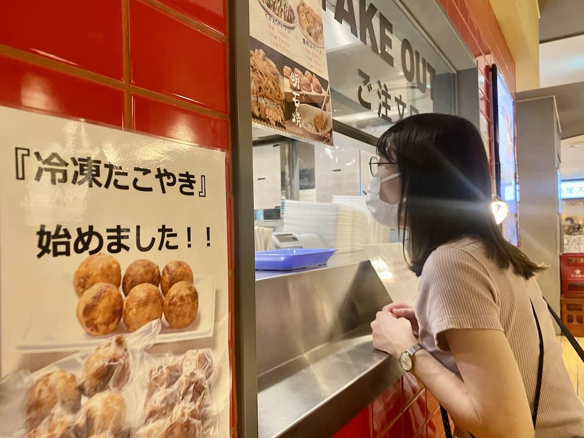 大阪でたこ焼きを購入するラズダ編集部あつきち