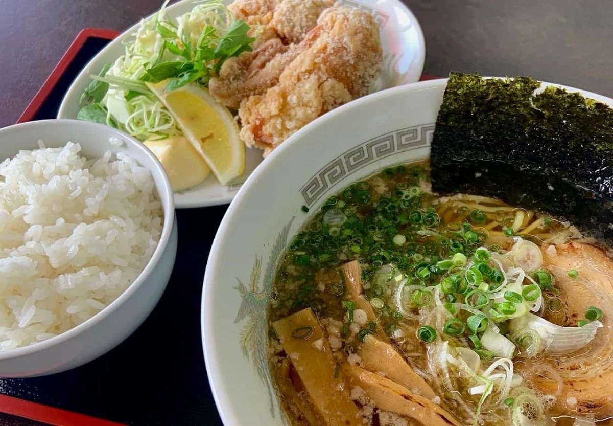 鳥取県米子市にある「中華飯店ヒーロー」の定食の様子