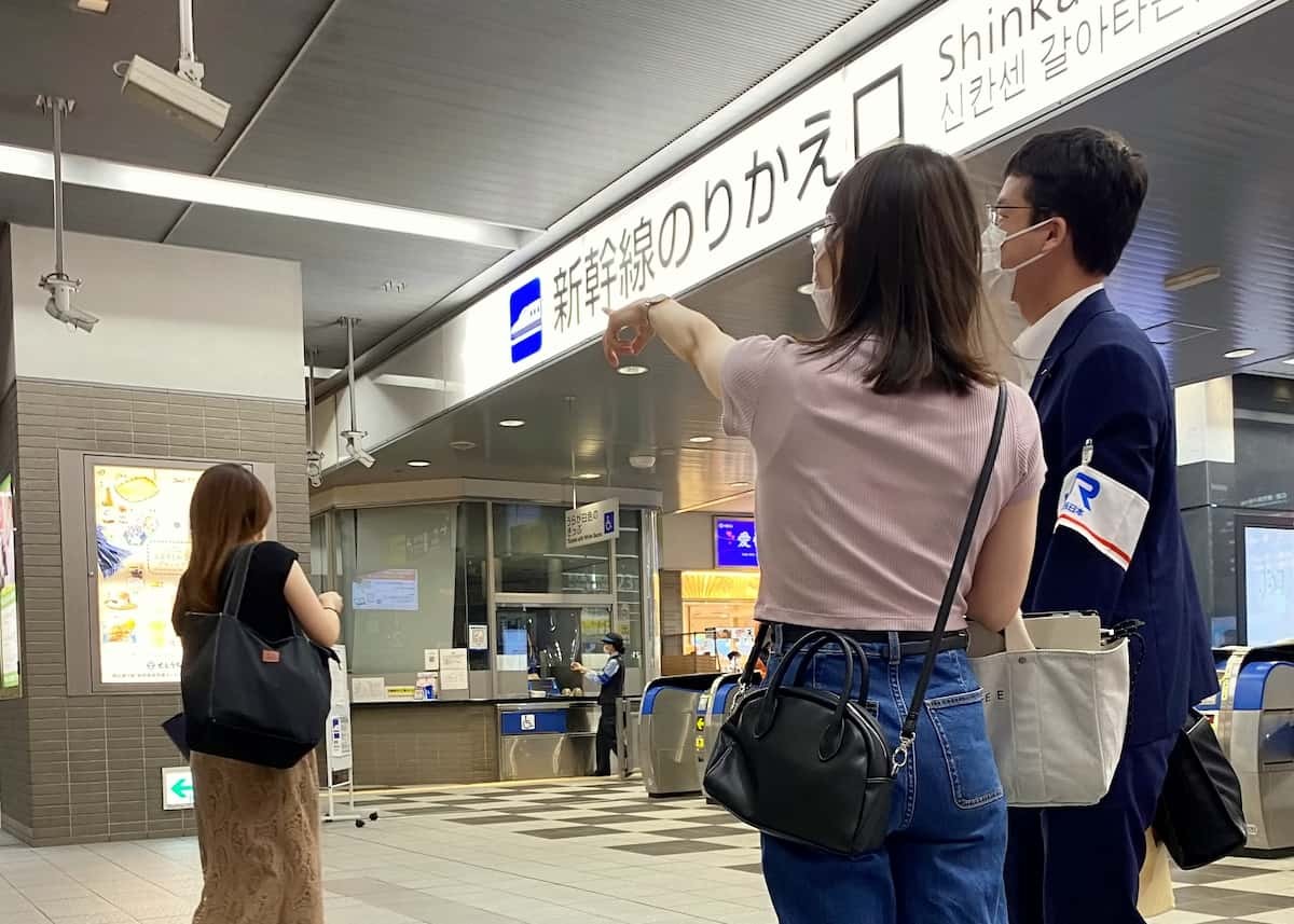 ラズダ編集部あつきちとJR西日本の駅員さんの様子