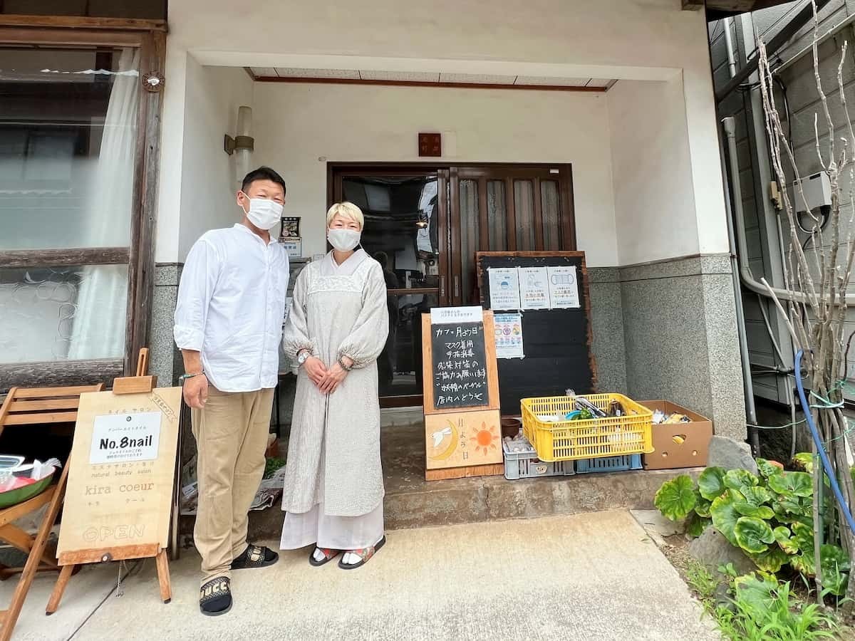 鳥取県東伯郡湯梨浜町にある古民家カフェ『月よう日』の店主さｎの様子 