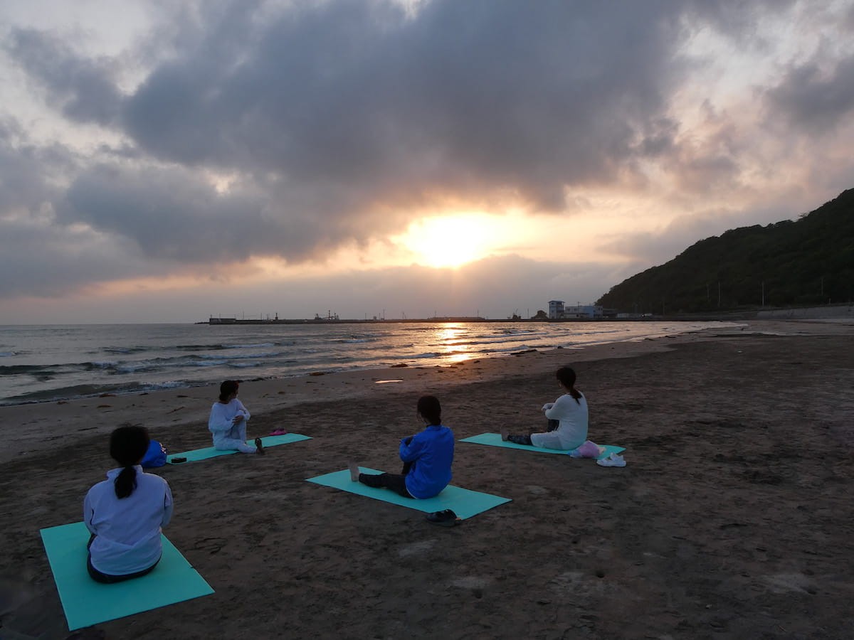 島根県松江市にある「稲佐の浜」のサンセットヨガ