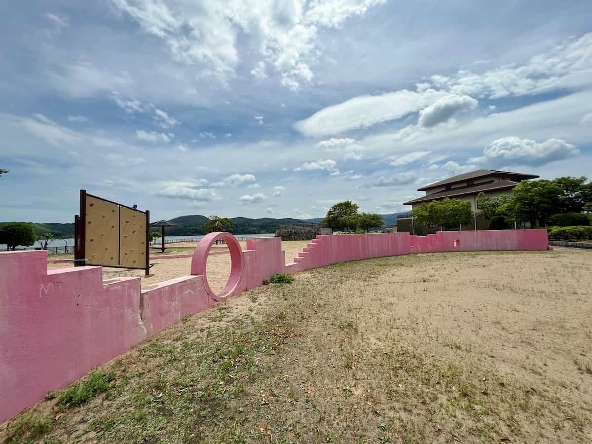 鳥取県東伯郡湯梨浜町にある『東郷湖羽合臨海公園（浅津地区）』の様子