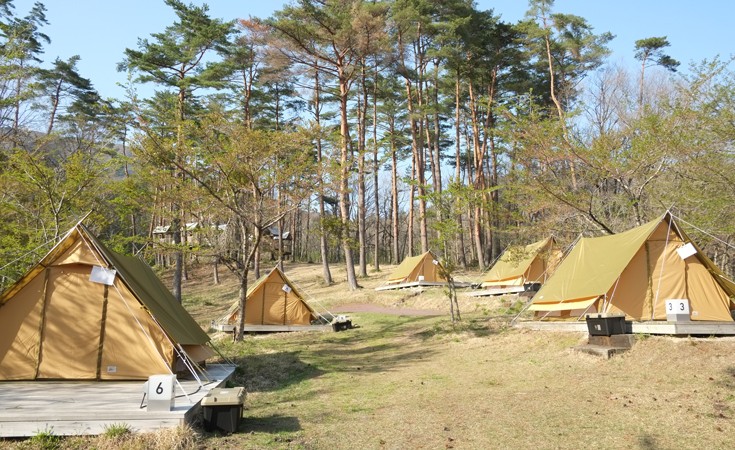 岡山県蒜山高原のアウトドアスポット『ひるぜん塩釜キャンピングヴィレッジ』のテントサイト