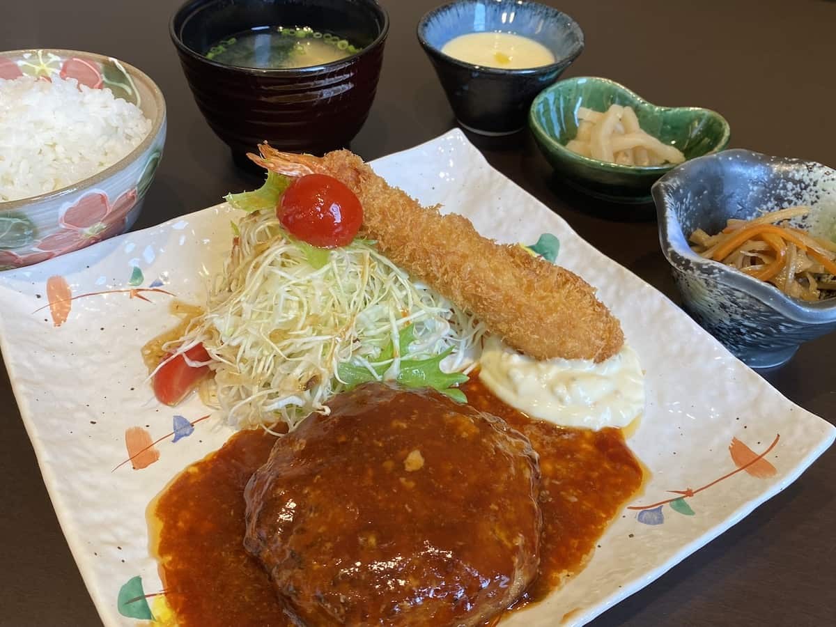 鳥取県境港市の「ごはん処 百彩 中野店」の特製ハンバーグ定食