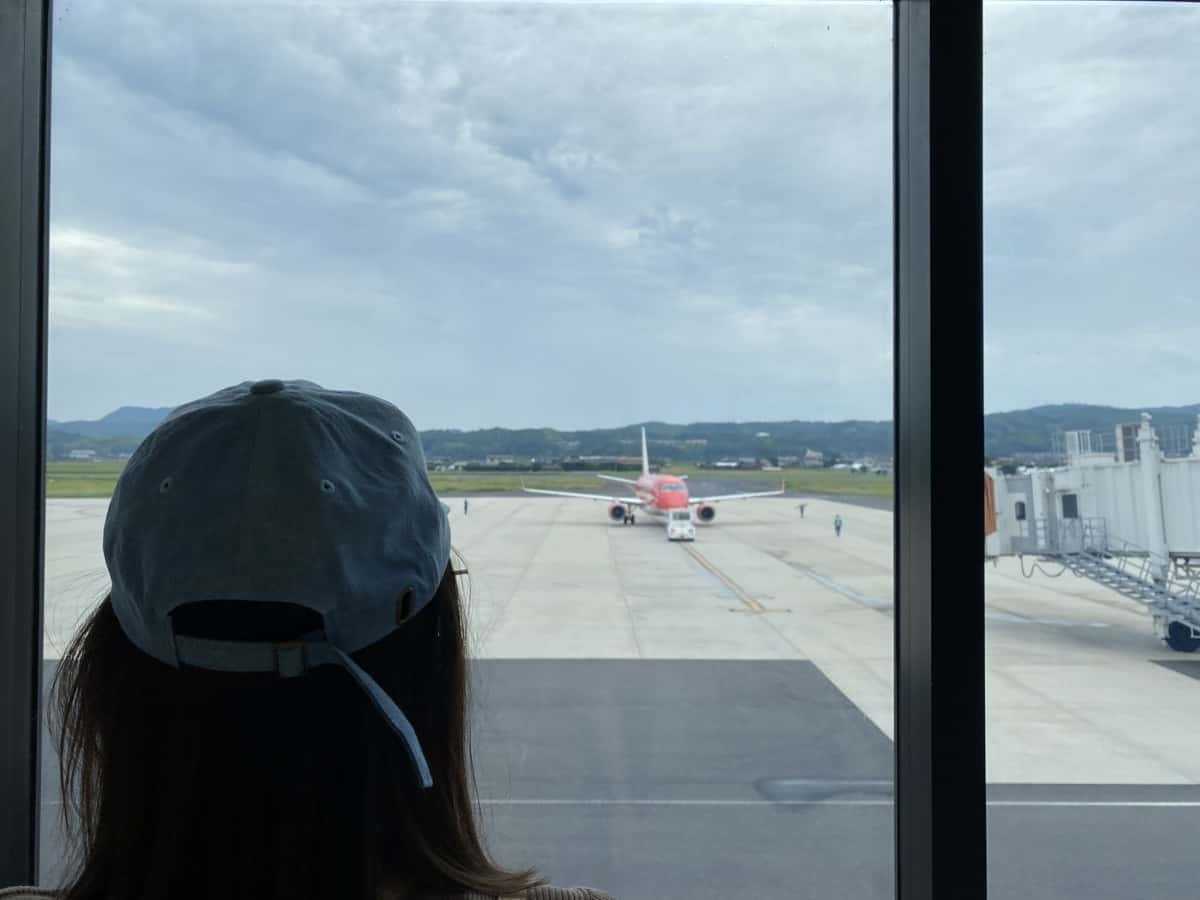 飛行機を見つめるラズダ編集部あつきち