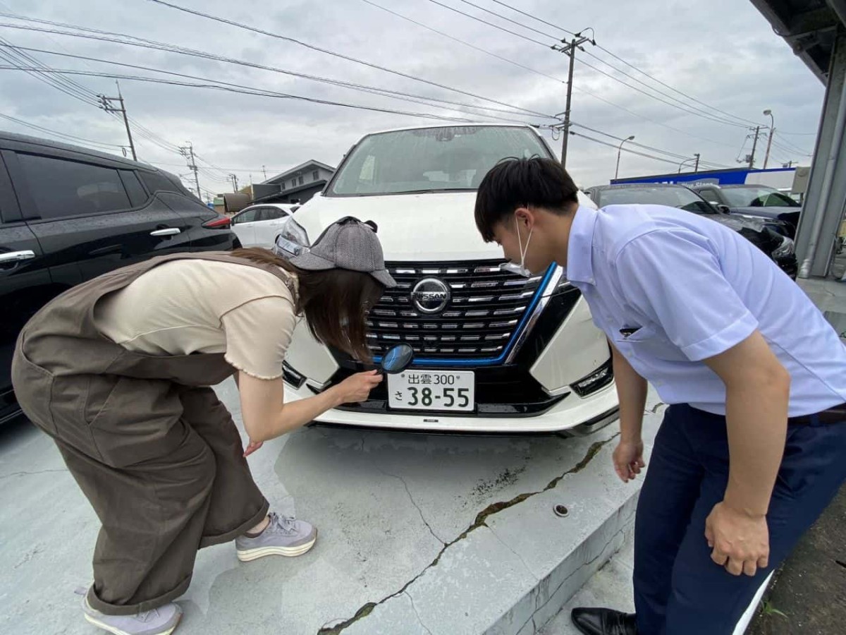 日産セレナをチェックする編集部あつきち