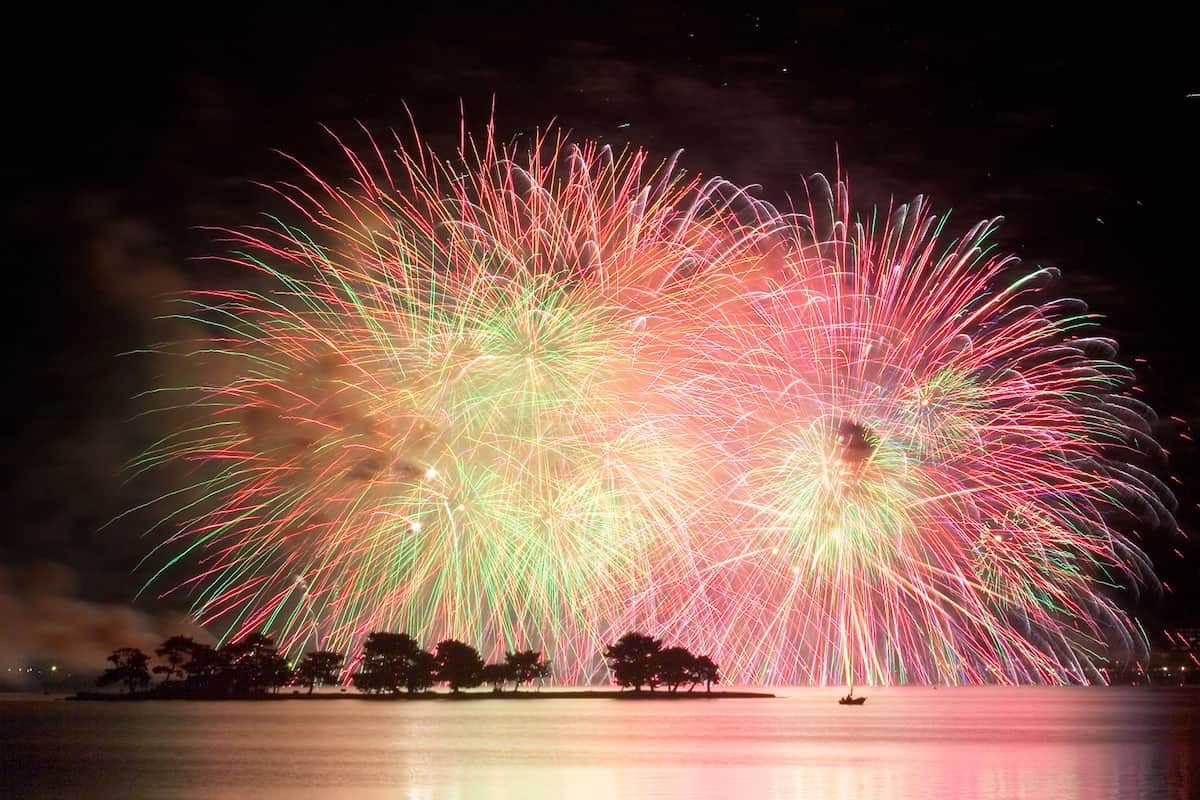 松江市の宍道湖周辺で開催される名物花火大会「2022松江水郷祭 湖上花火大会」の過去開催時の様子