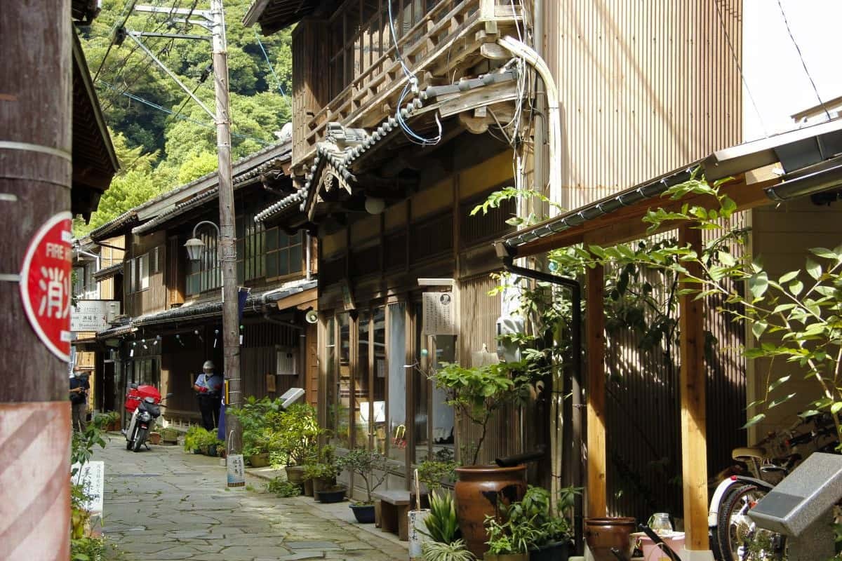 島根県松江市美保関町の観光スポット『青石畳通り』の町並み