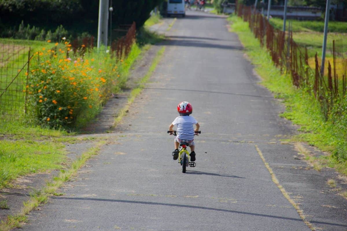 自転車で遊ぶ子ども