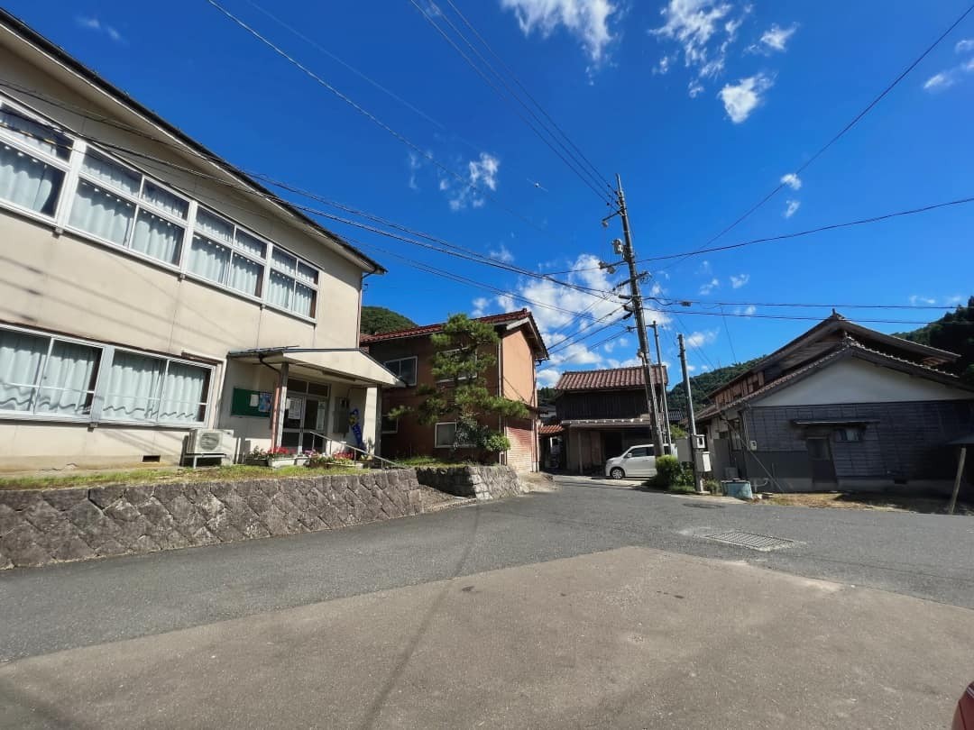 鳥取県鳥取市青谷町の蔵内観音寺にいる「石垣の亀石」周辺の様子