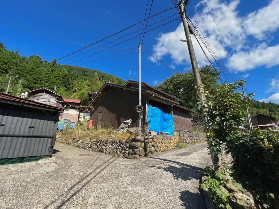 鳥取県鳥取市青谷町の蔵内観音寺にいる「石垣の亀石」周辺の様子