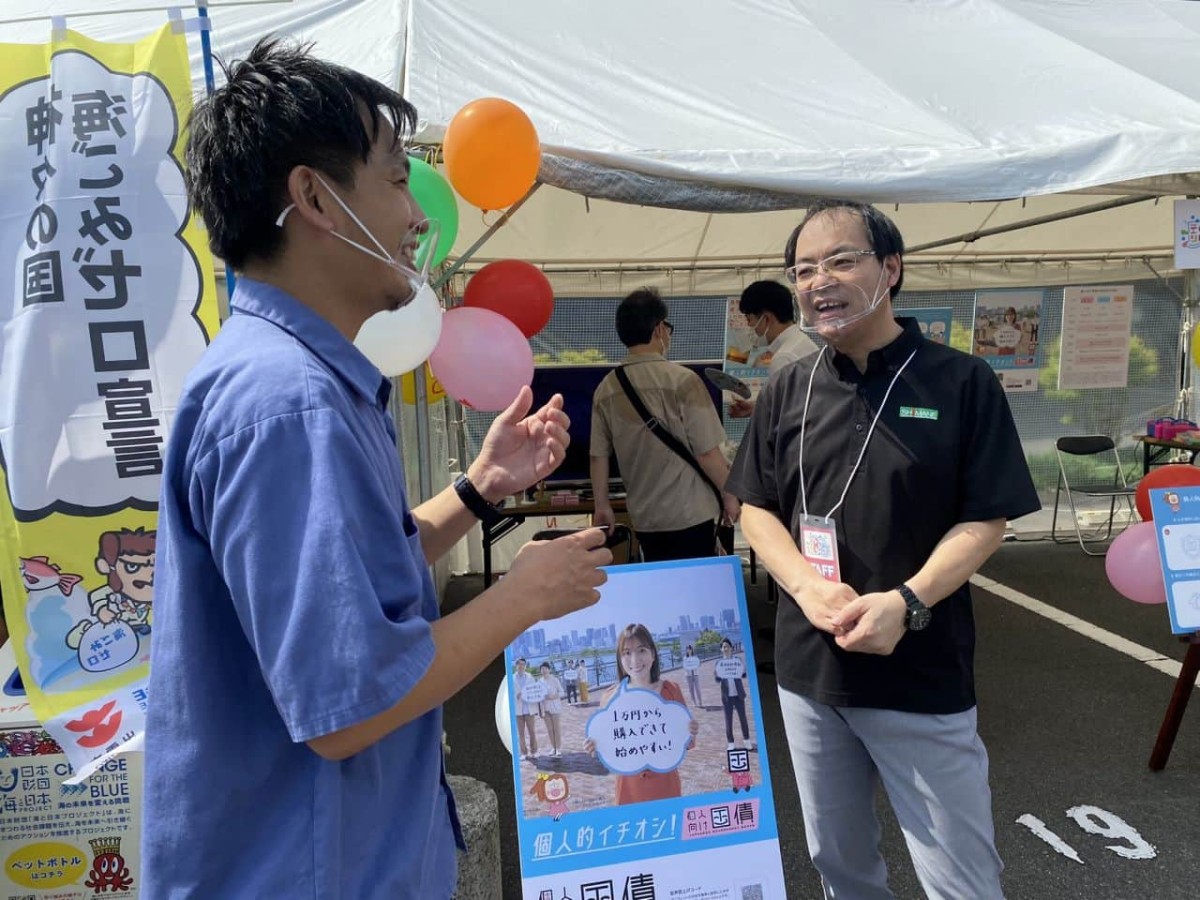 島根銀行の清水さんのヒアリングを受ける編集部いしやん