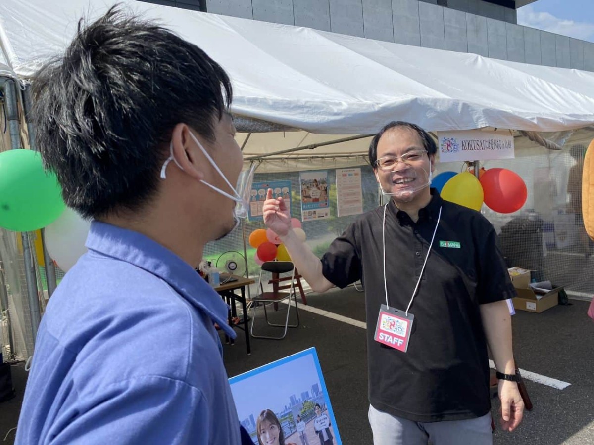 個人向け国債を説明する島根銀行の清水さん