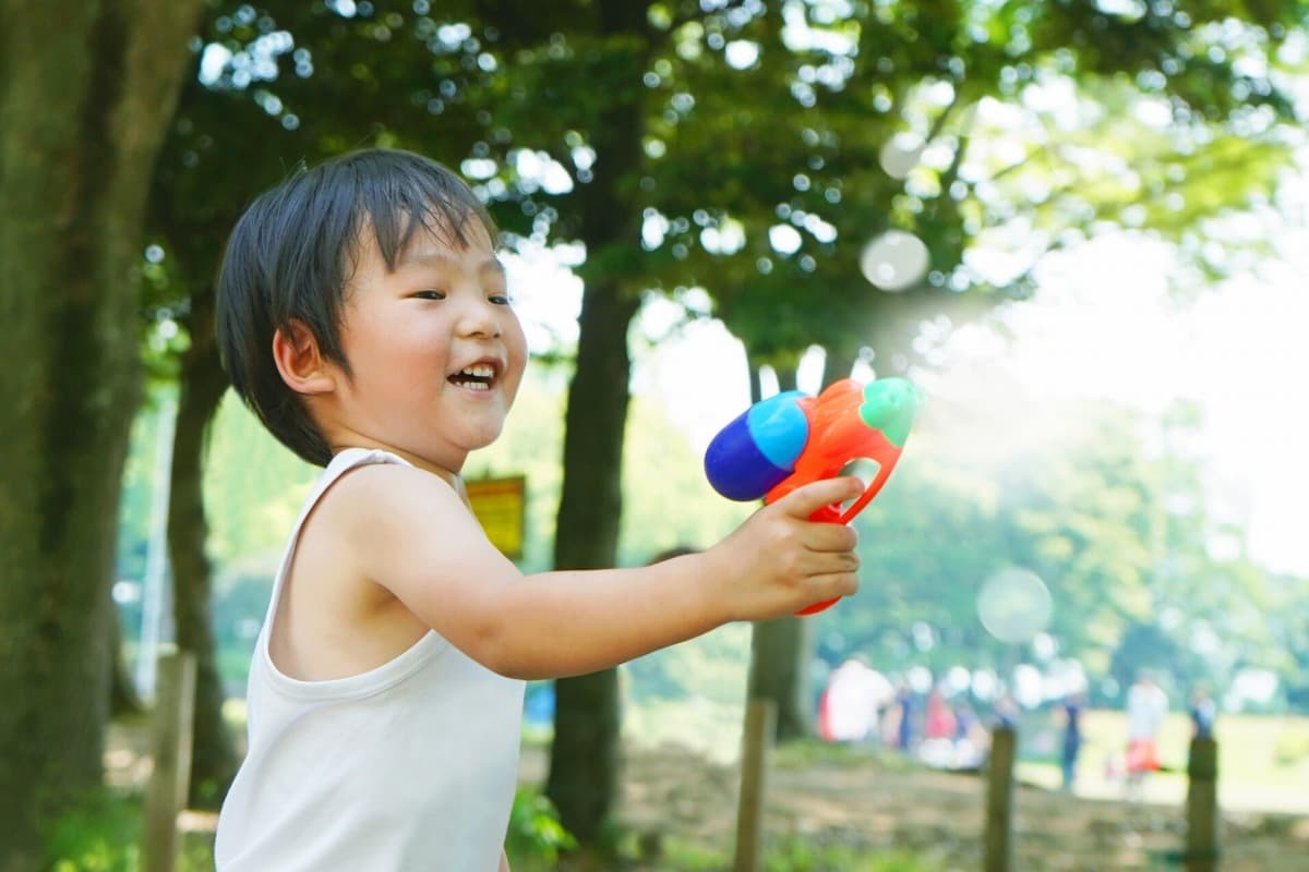 水遊びする子ども