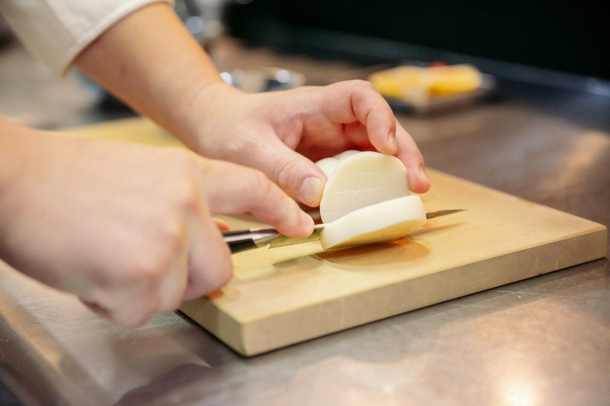 鳥取県にある『大山乳業農業協同組合』の新商品「カチョカバロチーズ」のイメージ