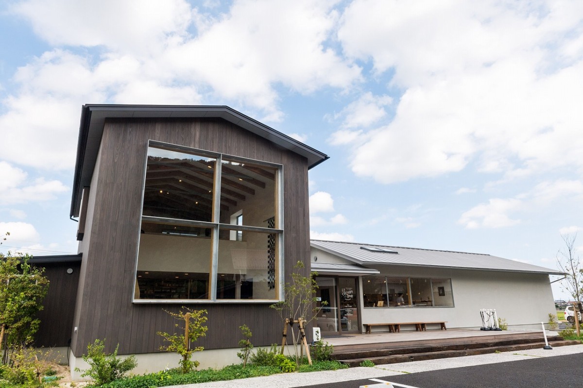 島根県出雲市にあるベーカリーカフェ『ル コションドール出西』の外観