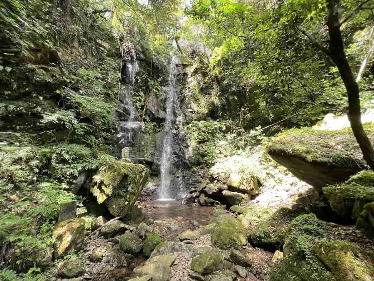 鳥取県鳥取市青谷町にある「不動滝」の様子