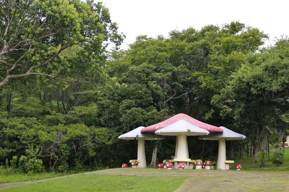 島根県浜田市のおすすめ公園『石見海浜公園（姉ヶ浜）』のキノコ型の休憩スペース