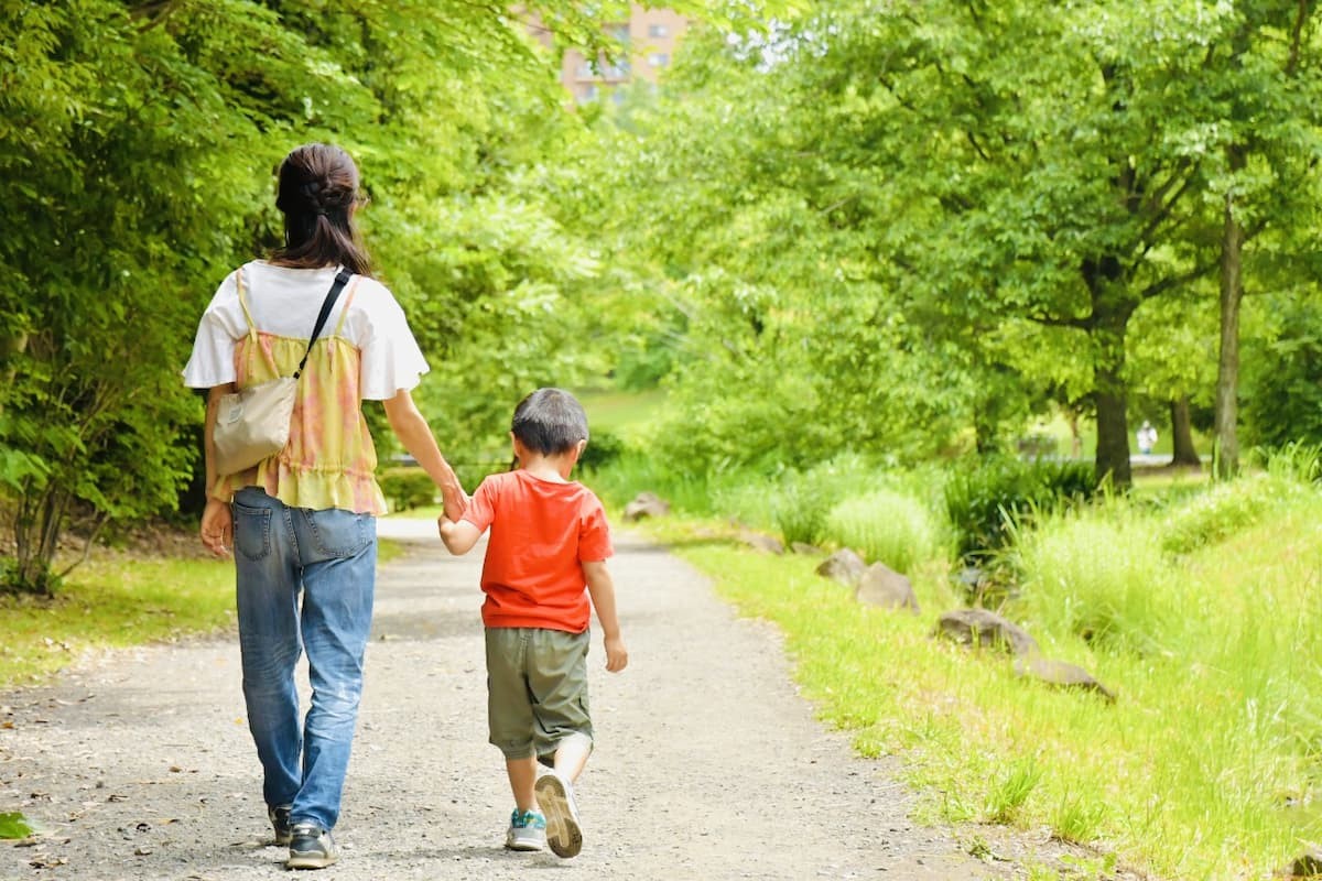 お散歩をするママと子ども