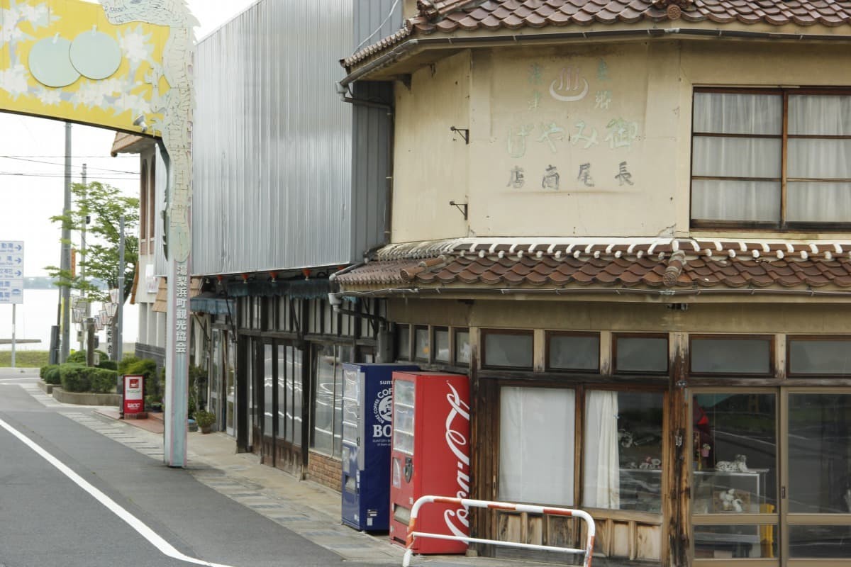 鳥取県湯梨浜町・東郷温泉の玄関口・松崎駅の駅前通りの様子