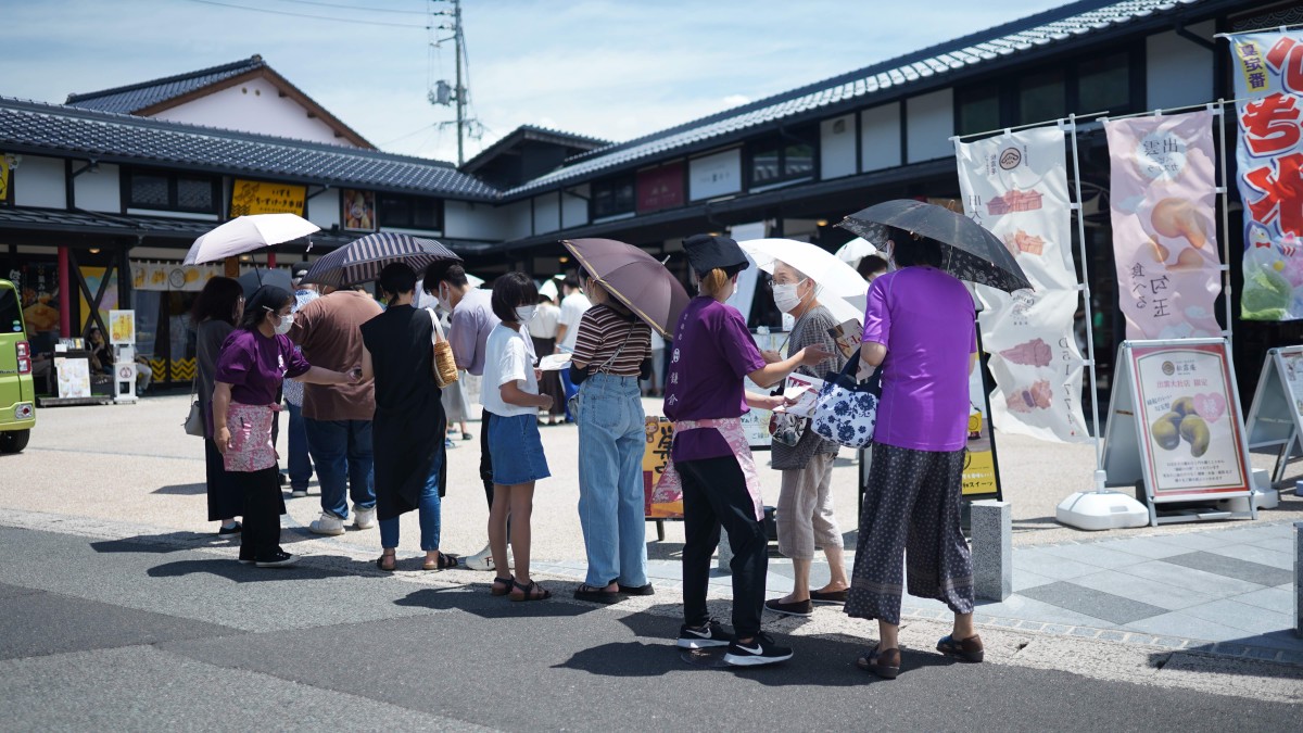 島根県出雲市の出雲大社そばにオープンした『甘味処鎌倉』のオープン初日の様子