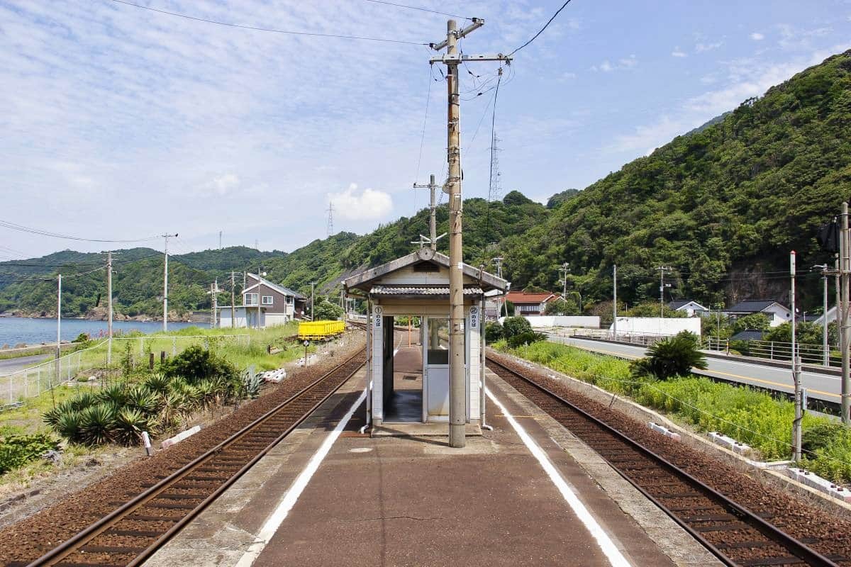 島根県浜田市にあるJR山陰本線の折居駅のホーム