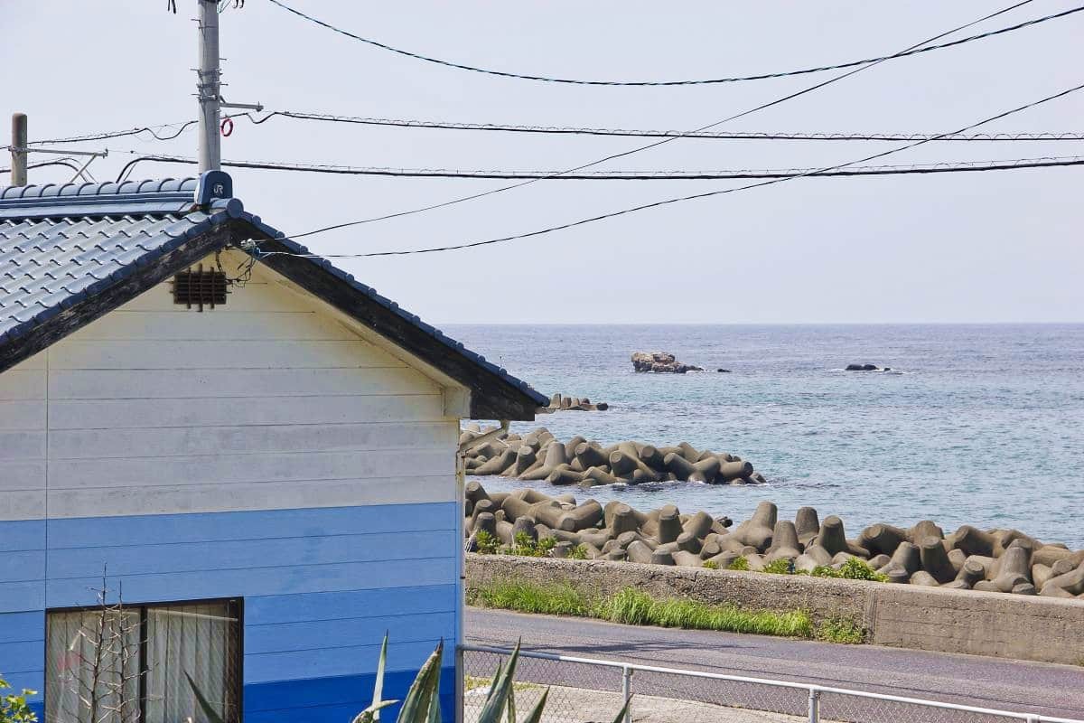 島根県浜田市にあるJR山陰本線の折居駅のホームからの眺め