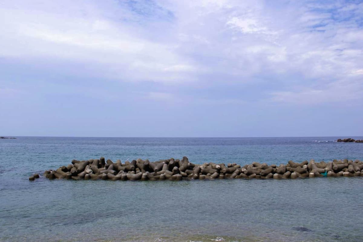 島根県浜田市にあるJR山陰本線の折居駅近くの海水浴場