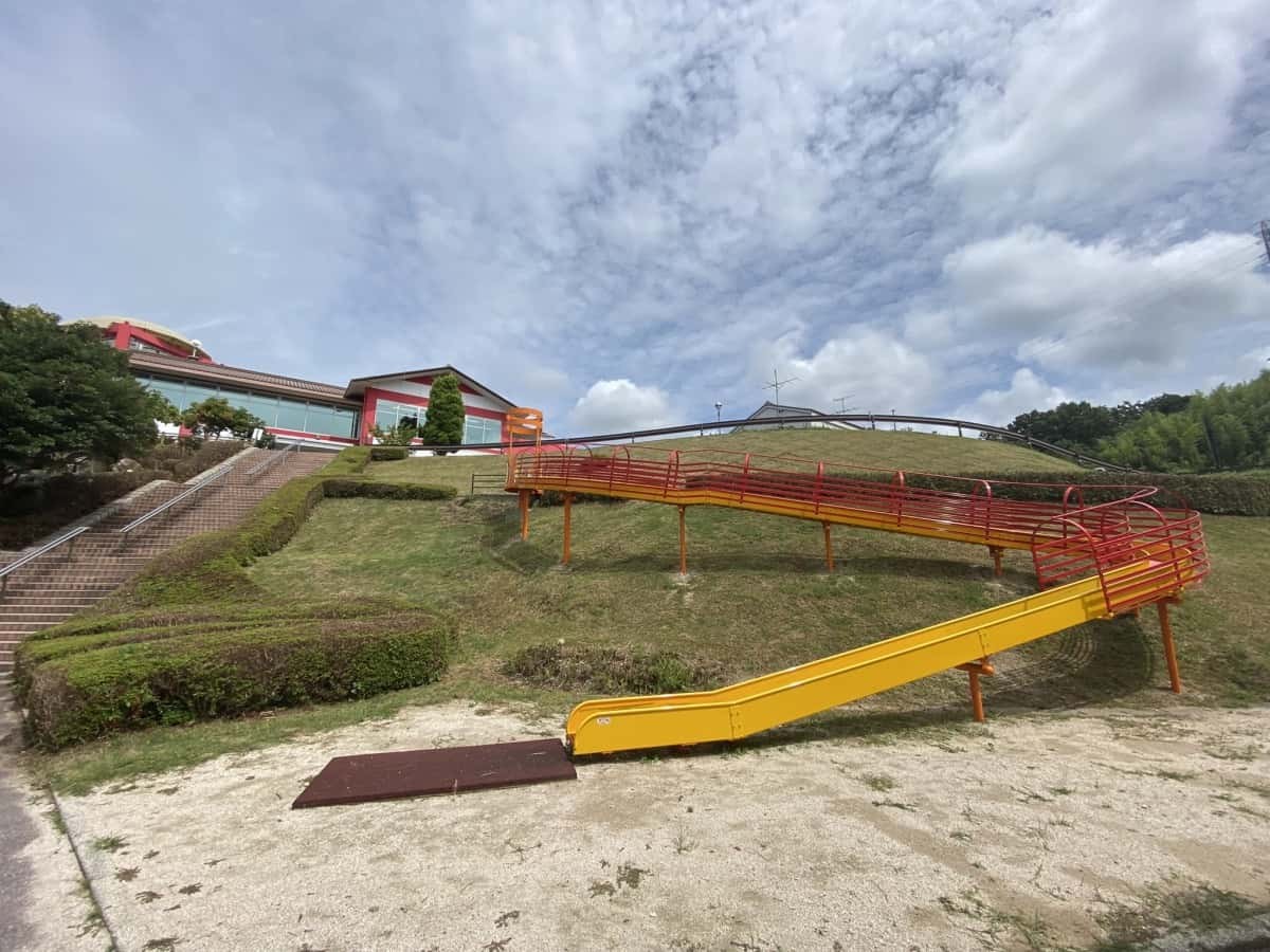 島根県浜田市のおすすめ公園『ゆうひ公園（道の駅ゆうひパーク浜田）』のローラー滑り台