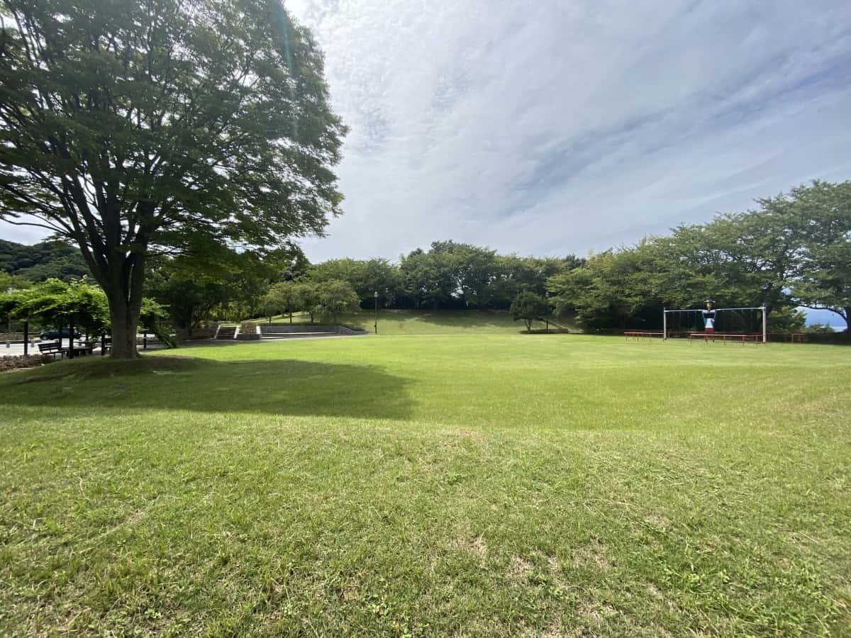 島根県浜田市のおすすめ公園『ゆうひ公園（道の駅ゆうひパーク浜田）』の芝生広場