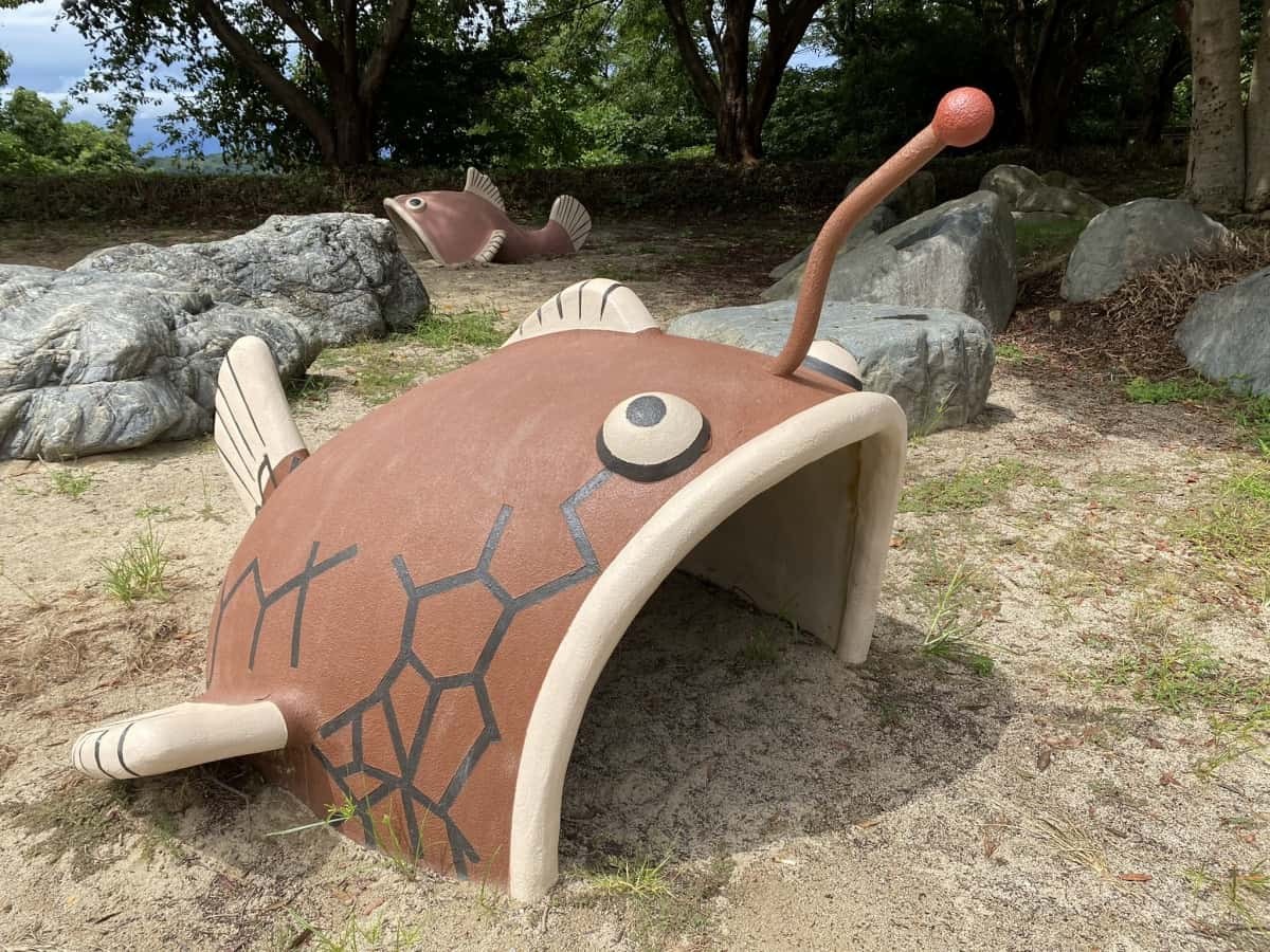 島根県浜田市のおすすめ公園『ゆうひ公園（道の駅ゆうひパーク浜田）』の魚のオブジェ