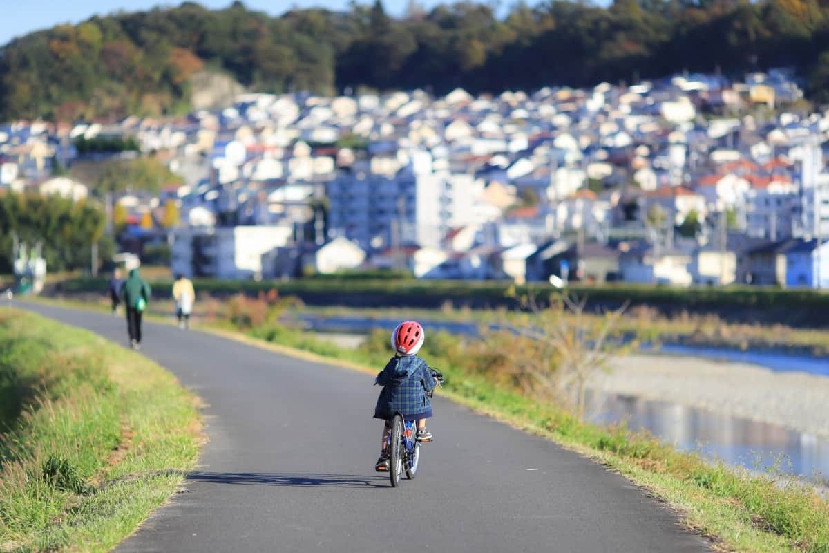 自転車をこぐ子ども