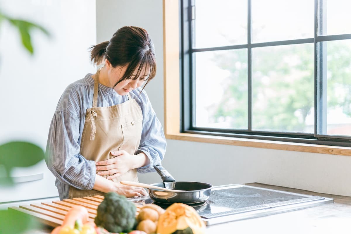 お腹を押さえている女性