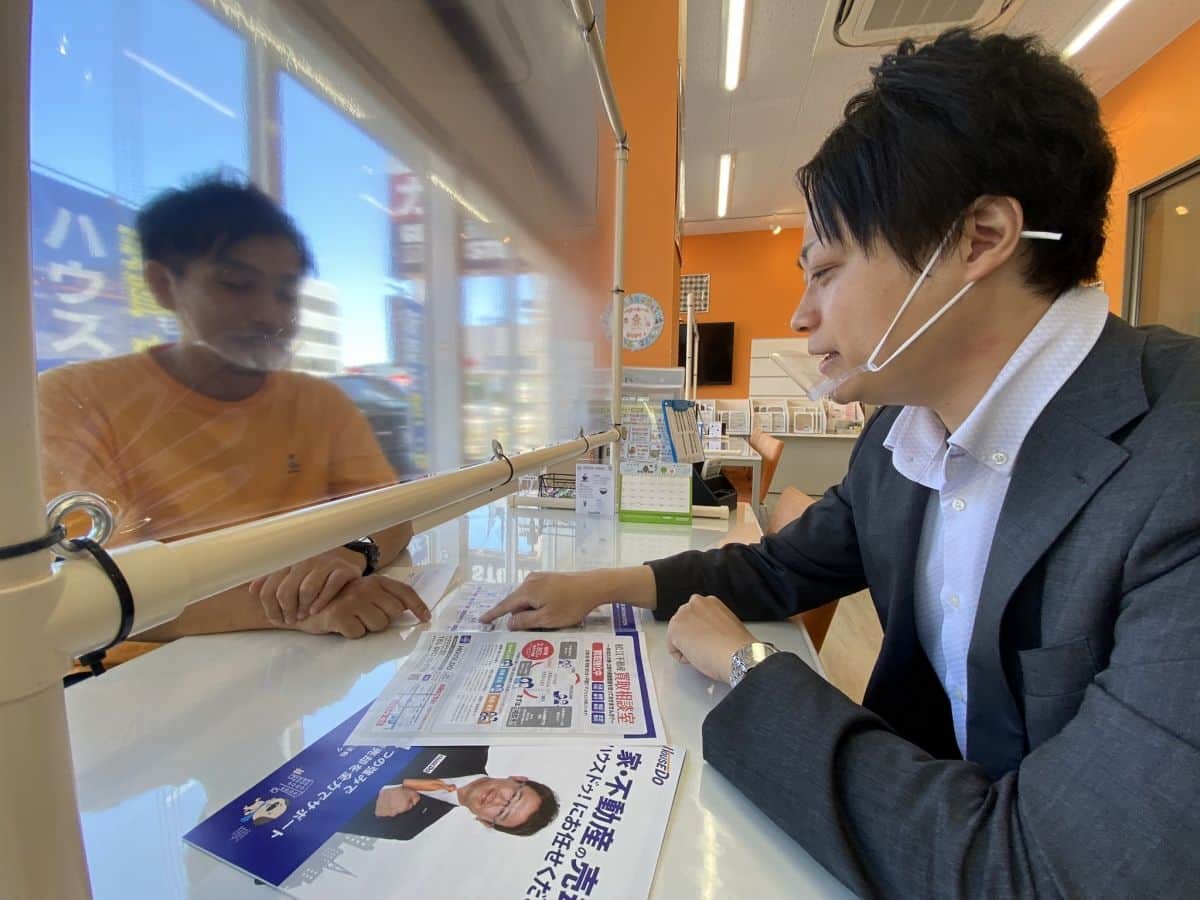 住宅ローンについて説明するハウスドゥ松江店の中田さん