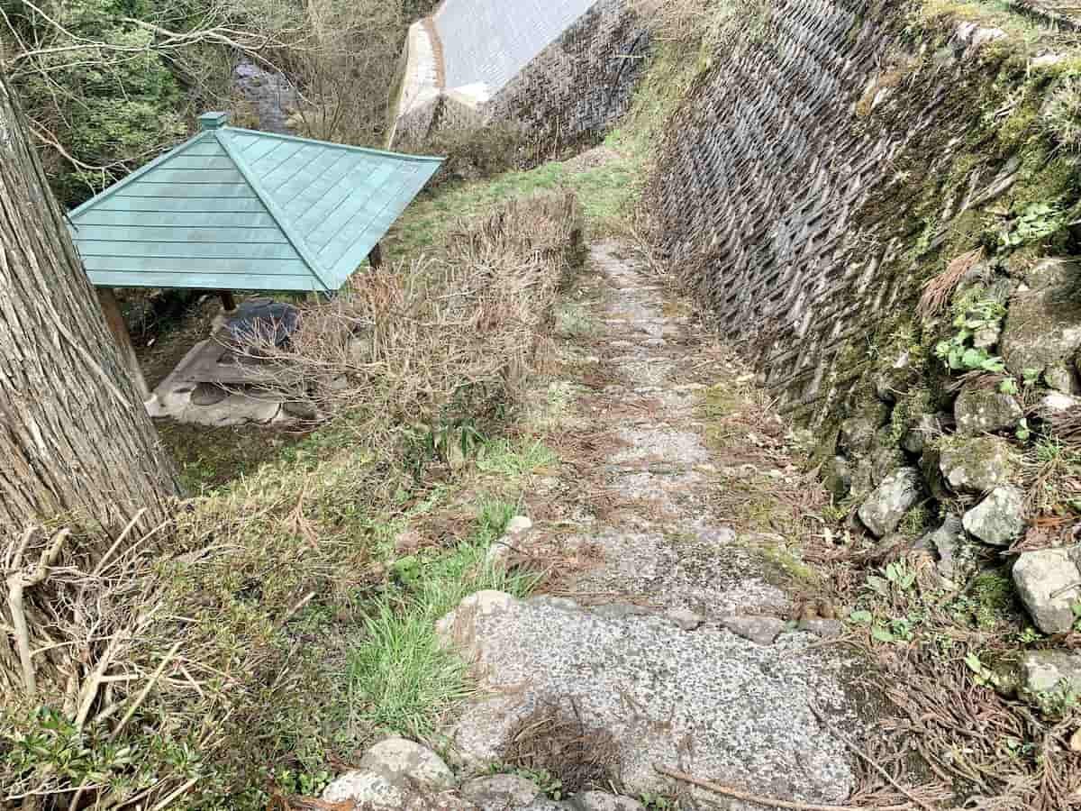 島根県仁多郡奥出雲町にある「トウトウの滝」の様子