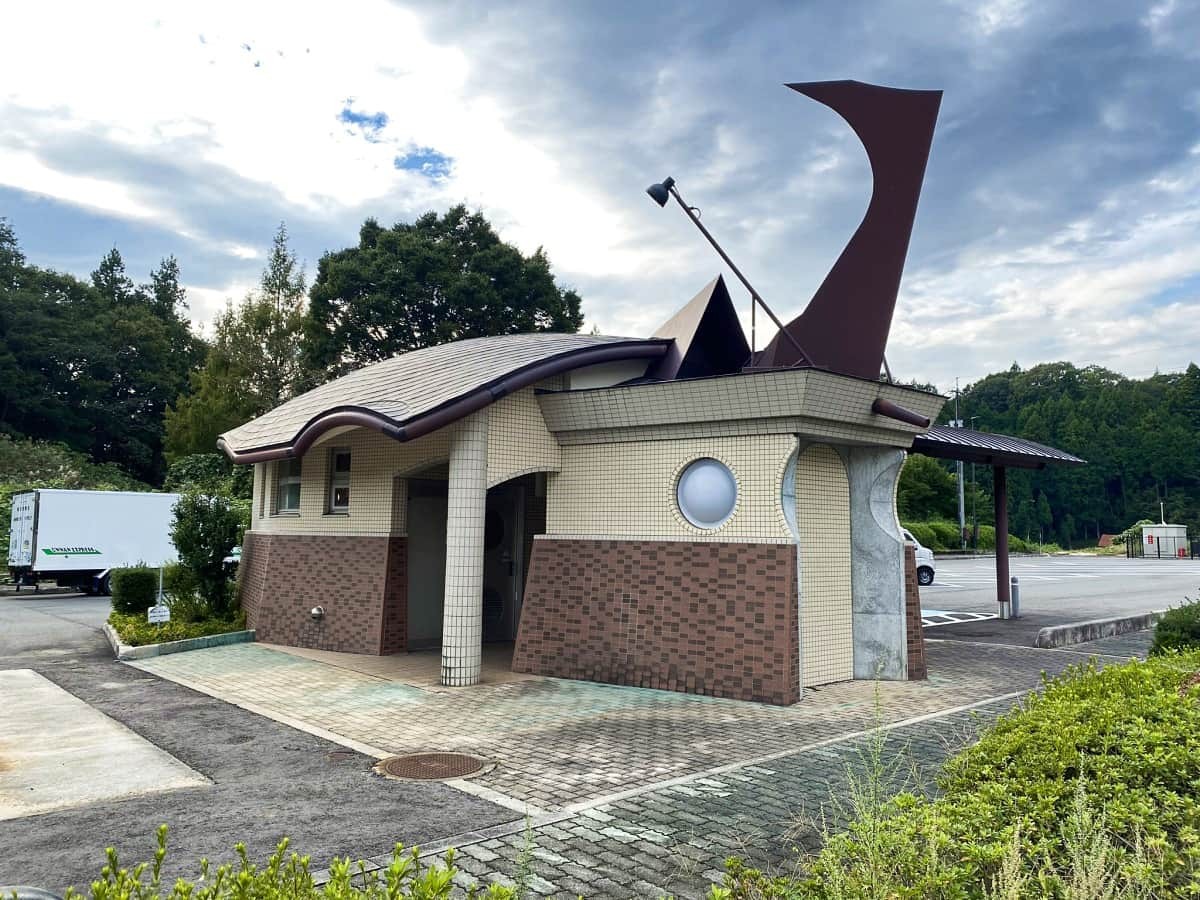 島根県飯南町の観光拠点『道の駅頓原』にあるカブトムシの形をしたトイレ