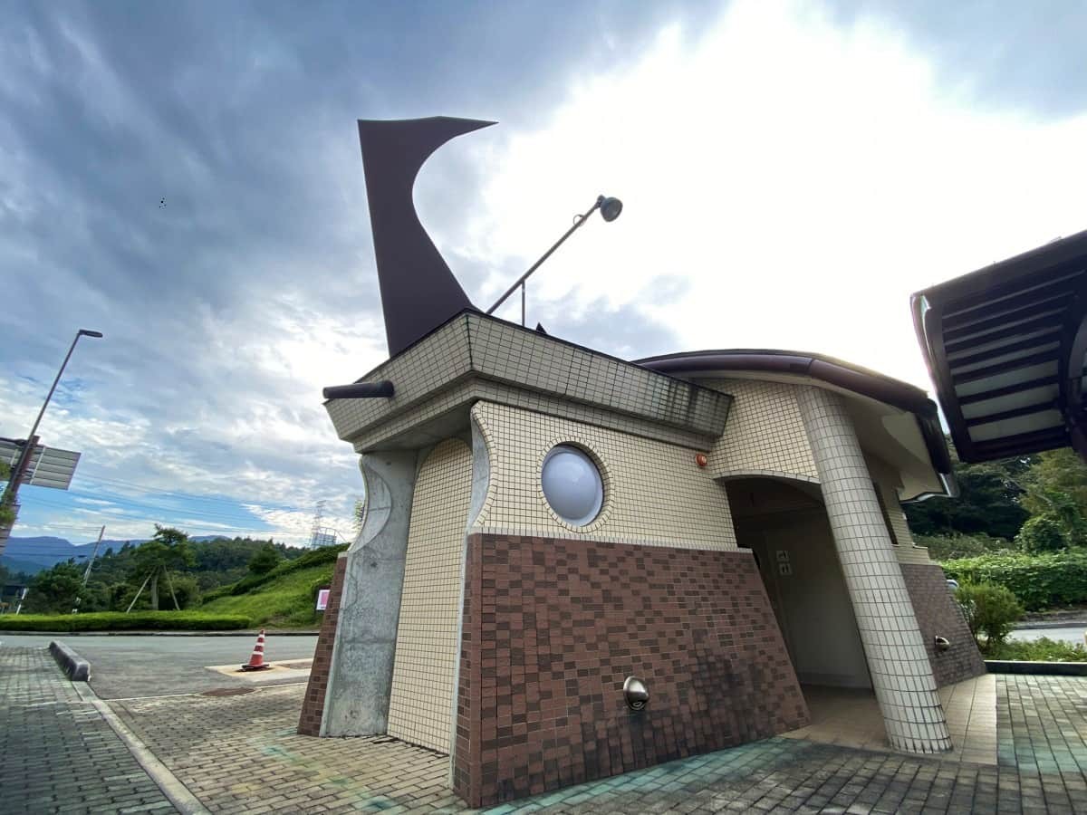 島根県飯南町の観光拠点『道の駅頓原』にあるカブトムシの形をしたトイレ