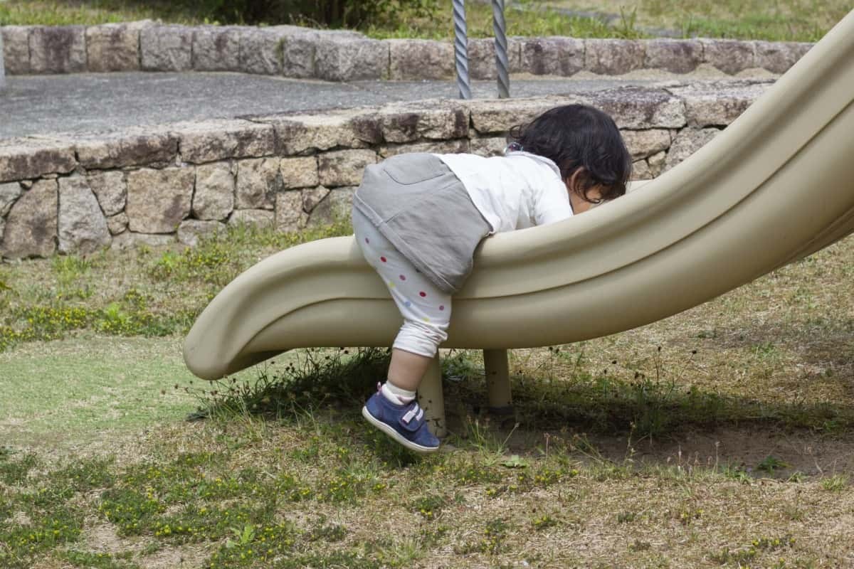 すべり台で遊ぶ赤ちゃん