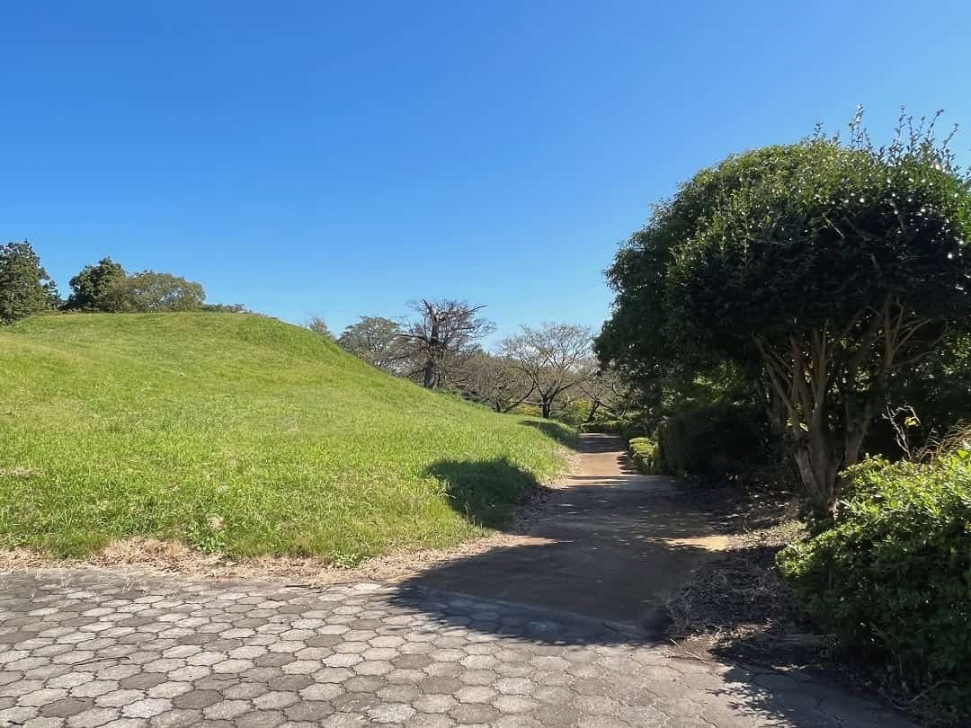 島根県安来市にある『古代出雲王陵の丘造山公園』の様子