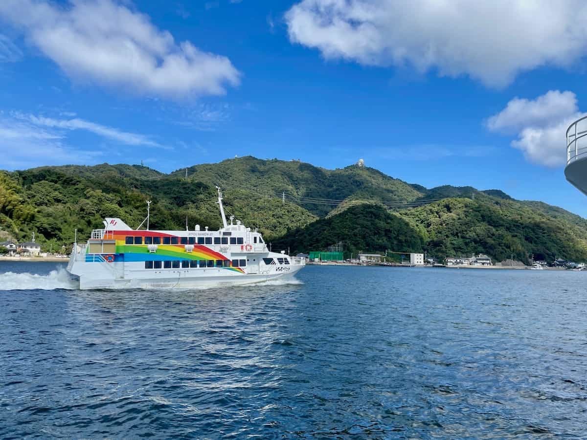 鳥取県境港市にオープンした複合施設『HATONOVA 三光丸 境港』の向かいの海岸