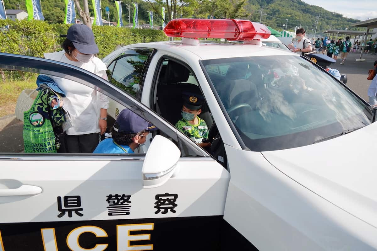 鳥取県警察のパトカーに乗車体験をしている様子