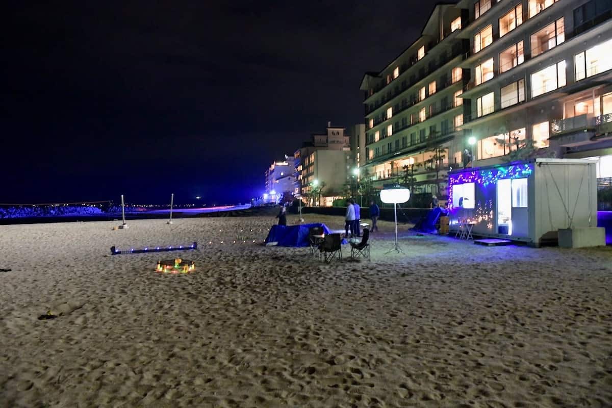 鳥取県米子市の皆生海遊ビーチで開催中「夜あそBEACH」の様子