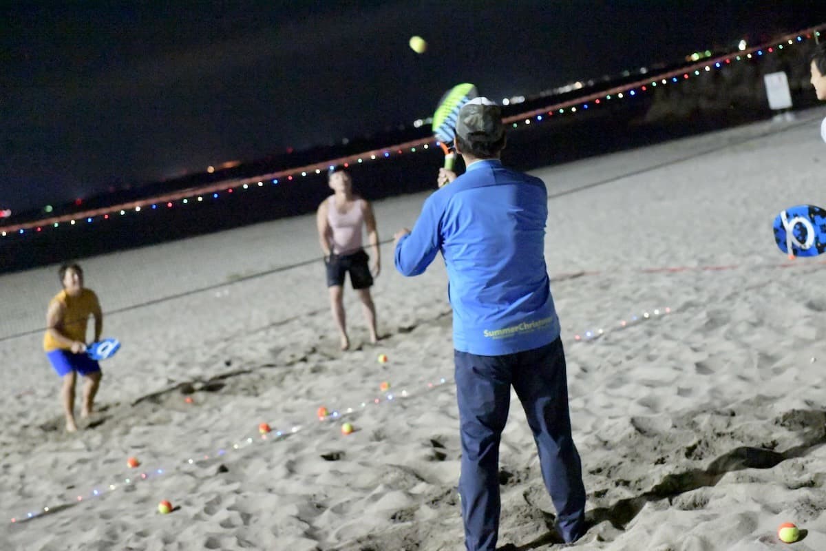 鳥取県米子市の皆生海遊ビーチで開催中「夜あそBEACH」のビーチテニス