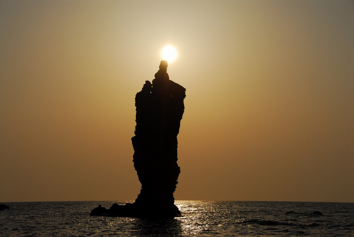 島根県隠岐の島町の景勝地「ローソク島」の夕景