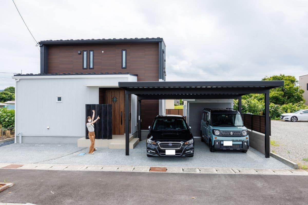 鳥取県境港市のおすすめ工務店「安達建築設計事務所」による新築事例の外観と編集部あつきち