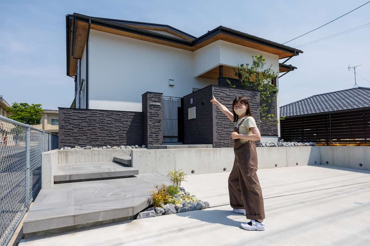 島根県出雲市のおすすめ工務店「石川工務店」による新築事例の外観と編集部あつきち